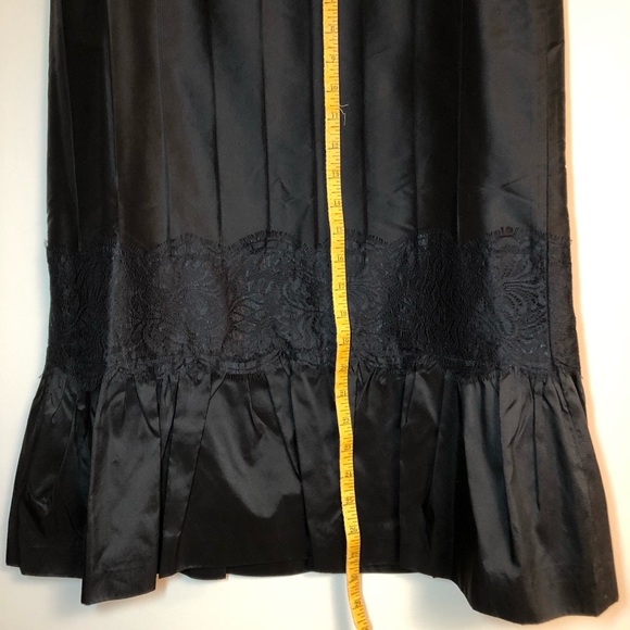 Elegant Black Silk and Lace Skirt - Picture 2 of 6